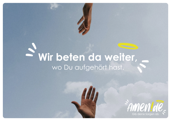 Postekartenmoriv: Zwei Hände, die sich zu erreichen versuchen vor einem blauen Himmel mit einigen Wolken